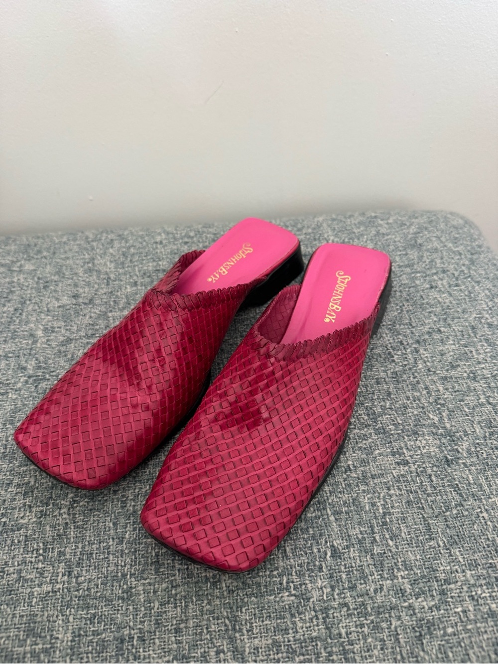 St. John’s Bay Leather Mules Women’s 8 in Raspberry Pink - Picture 2 of 5